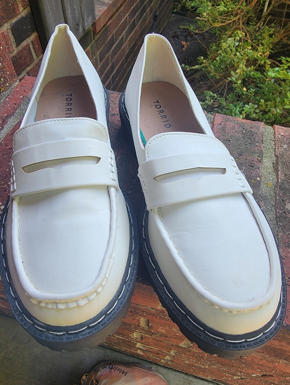 NWT TORRID 9 WIDE CHUNKY LUG SOLE WHITE PENNY LOAFERS - Picture 2 of 4
